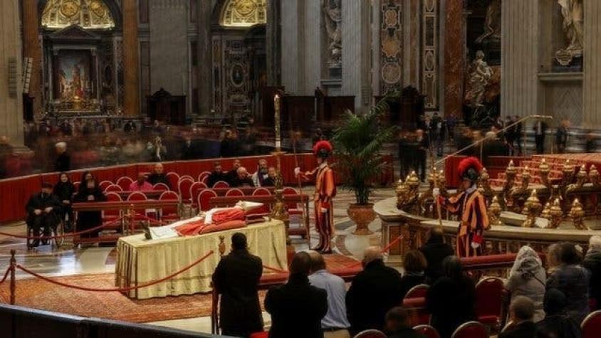 Muere Benedicto XVI: las históricas imágenes de la capilla ardiente del papa emérito en su despedida