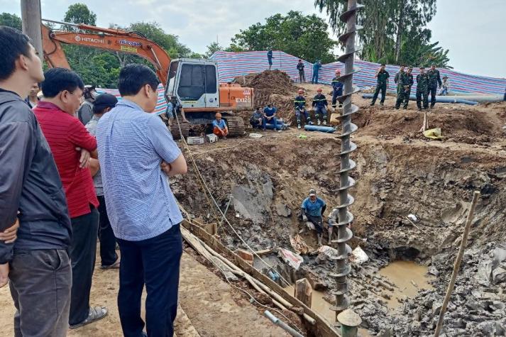 Desesperada búsqueda de niño que cayó a foso de 35 metros en Vietnam