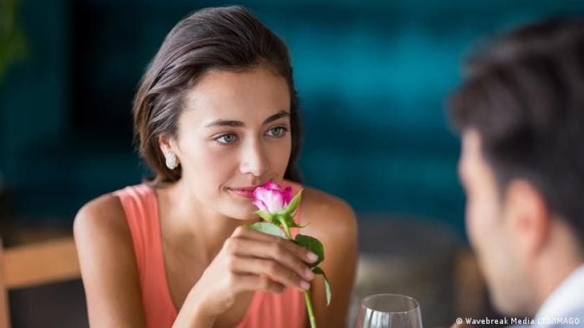Las mujeres pueden oler si un hombre está soltero, según estudio
