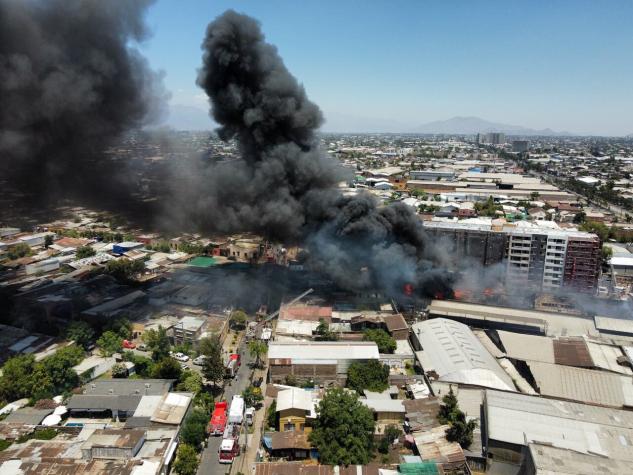 Las impactantes imágenes del incendio en una fábrica de plásticos en San Joaquín