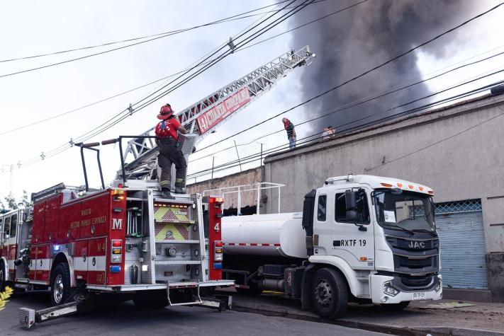Senapred confirma que incendio en fábrica de plásticos de San Joaquín fue controlado