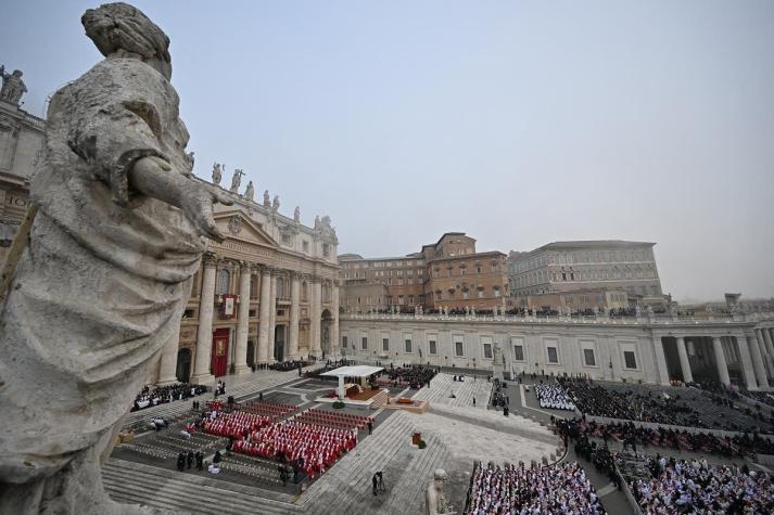 Papa Francisco preside el solemne funeral de Benedicto XVI