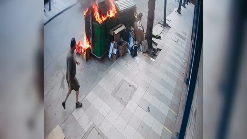 [VIDEO] Sorprenden a pirómano prendiendo fuego a un basurero en calle de Viña de Mar