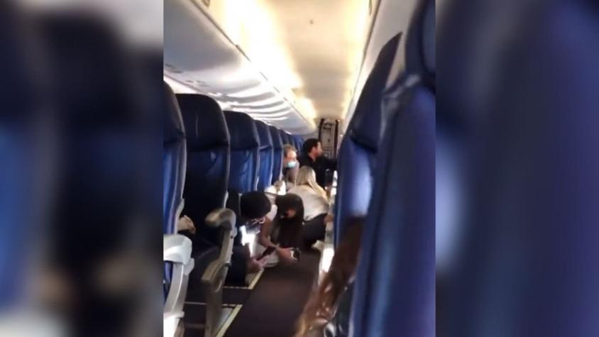 [VIDEO] Pasajeros vivieron minutos de terror en avión que fue baleado en narcobloqueos en México