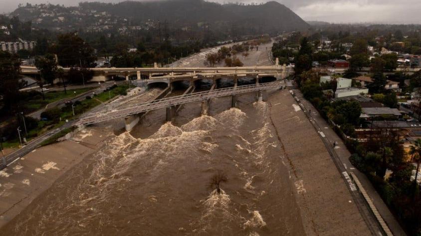 Qué son los "ríos atmosféricos" que están causando lluvias catastróficas en California