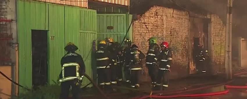 Incendio afecta a fábrica de muebles en Conchalí: Vivienda colindante fue consumida por las llamas