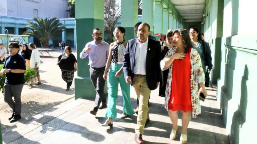 Mineduc anunció inversión de $2.500 millones para remodelación de 17 colegios en Santiago