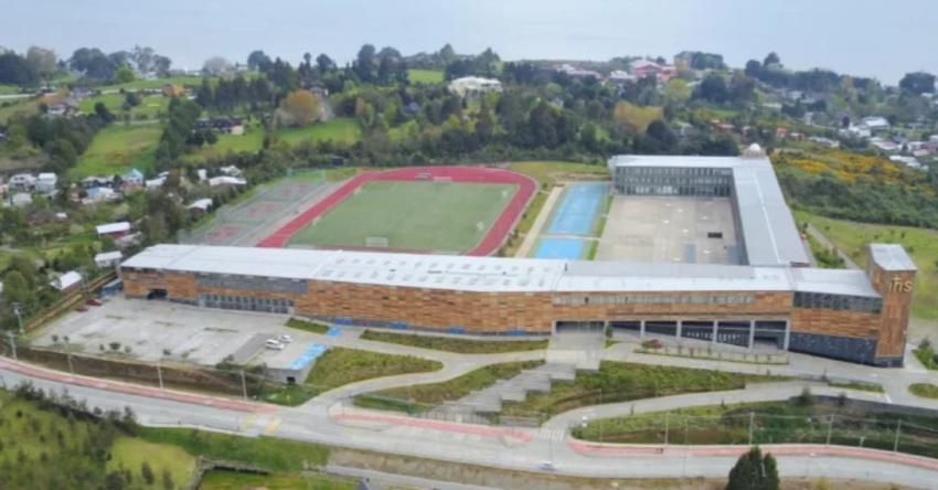 Puerto Montt: Detienen a trabajador de colegio que grababa a estudiantes en camarines Puerto Montt: Detienen a trabajador de colegio que grababa a estudiantes en camarines
