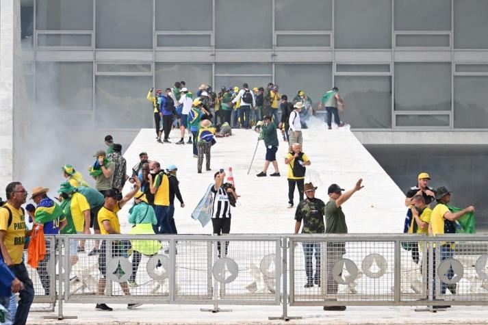 Partidarios de Bolsonaro ingresan por la fuerza al Palacio Presidencial y la Corte Suprema