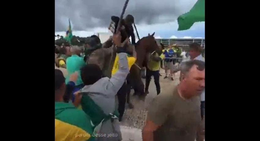 [VIDEO] Grupo de bolsonaristas golpeó a policía y a su caballo