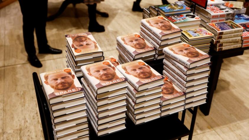 "En la sombra": Sale a la venta polémico libro de memorias del príncipe Harry