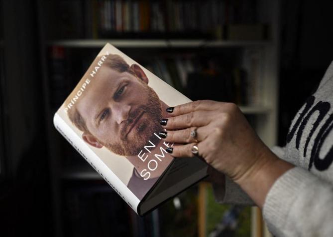 "En la sombra": Cómo comprar el libro del príncipe Harry desde Chile y cuál es su precio