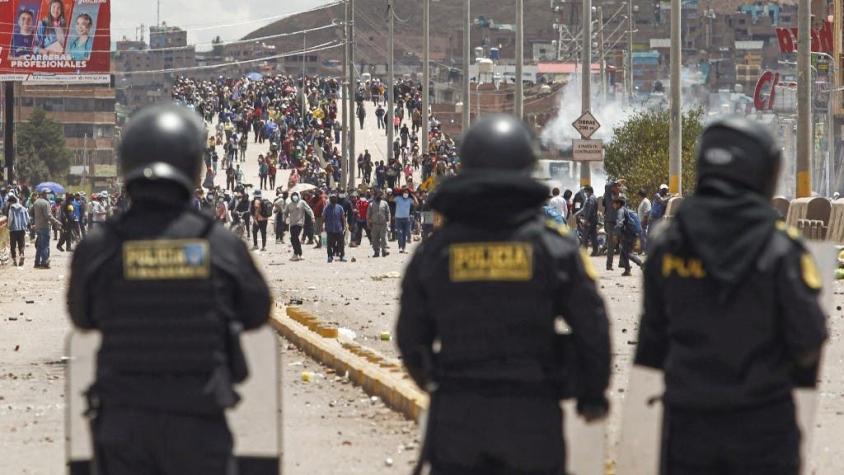 Policía muere calcinado al interior de una patrulla en medio de violentos desmanes en Perú
