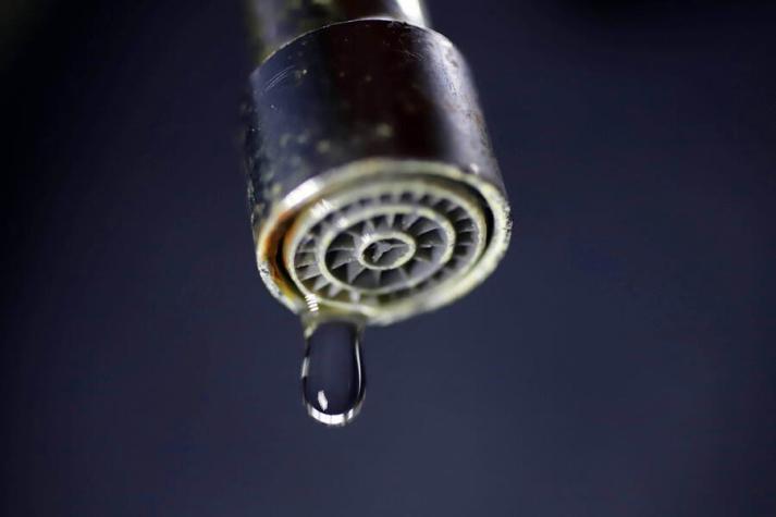 Gobernador Orrego no descartó nuevos cortes de agua en la región Metropolitana