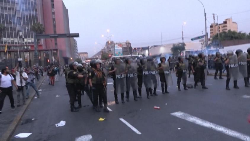 [VIDEO] Violenta jornada en Perú deja 17 muertos: Decretan toque de queda en Puno