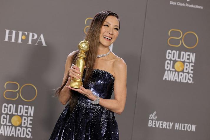 Michelle Yeoh gana Globo de Oro a mejor actriz de comedia por "Todo en todas partes al mismo tiempo"
