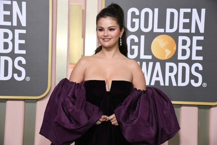 Con un vestido terciopelo sin hombros: Selena Gómez deslumbra con su look en los Globos de Oro
