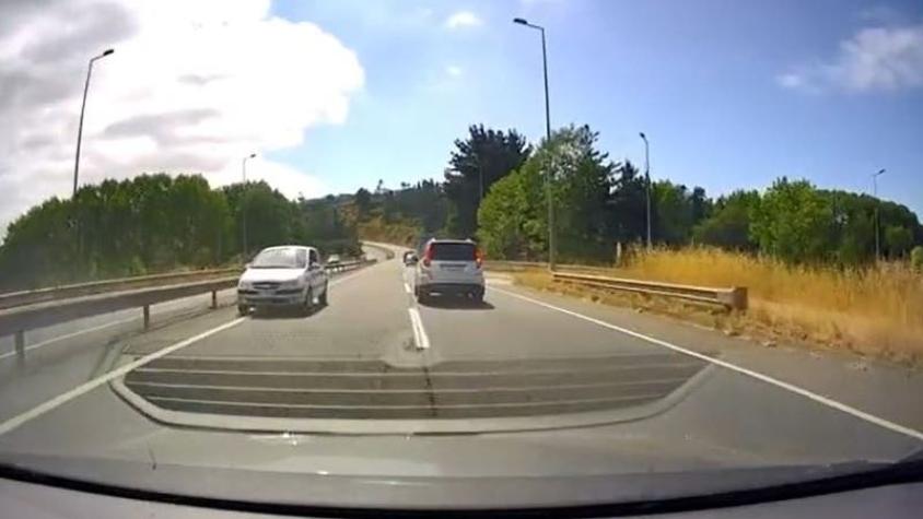 [VIDEO] La impresionante reacción de conductor para eludir auto en contra en carretera del Biobío
