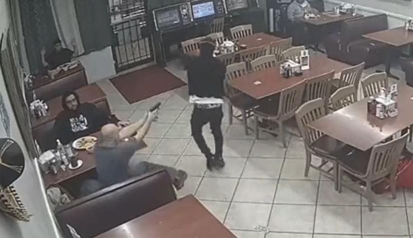 Hombre intentó robar en restaurante con una pistola de juguete, pero un cliente lo mató a balazos