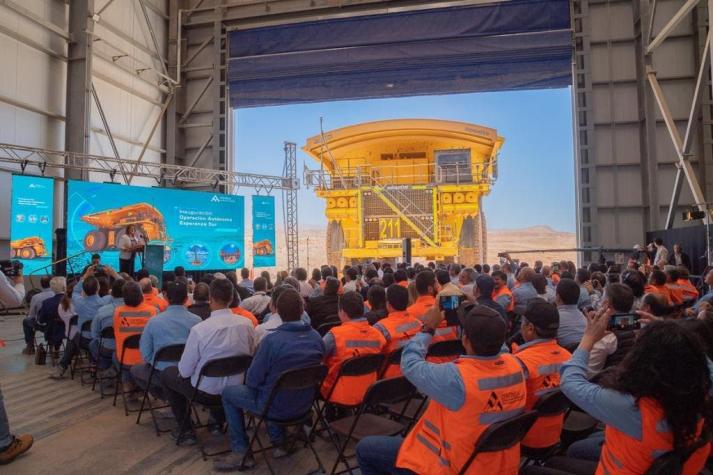 Antofagasta Minerals inaugura rajo que opera con camiones y máquinas autónomas