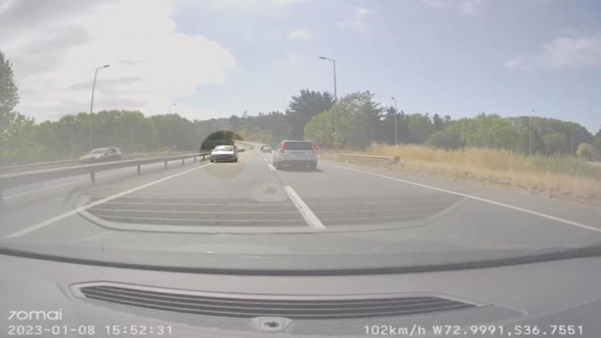 [VIDEO] Hombre esquivó auto que iba contra el tránsito en Ruta del Itata