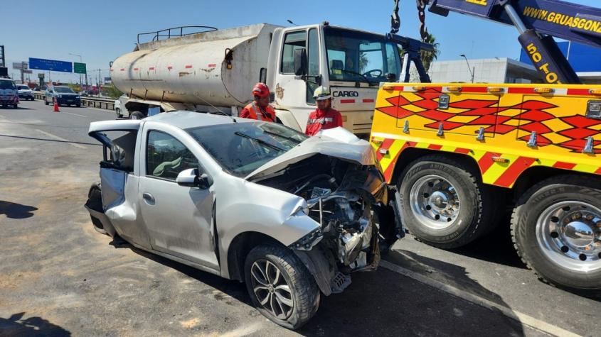 Auto chocó con camión aljibe: Tres niños heridos tras grave accidente en la Autopista Central
