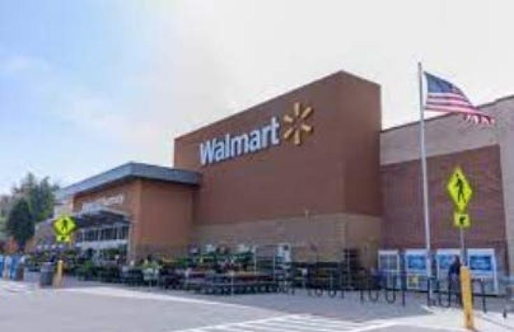 [VIDEO] Hombre derriba de un "fierrazo" a asaltante que llegó con cuchillo a un Walmart en EEUU