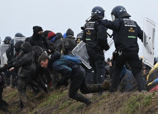 Varios quedaron atrapados en barro: 70 policías heridos en protesta por mina de carbón en Alemania