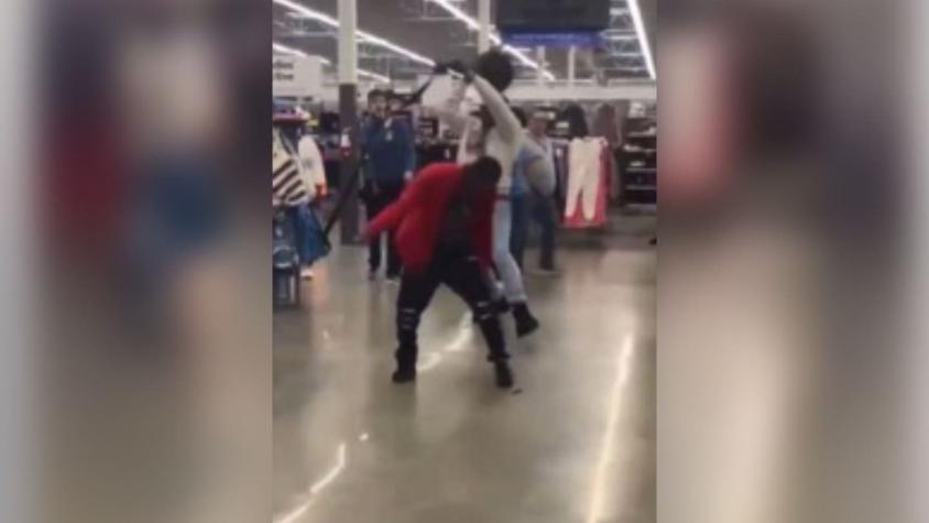 [VIDEO] Exmilitar derriba de un fierrazo a hombre que amenazaba a clientes de supermercado