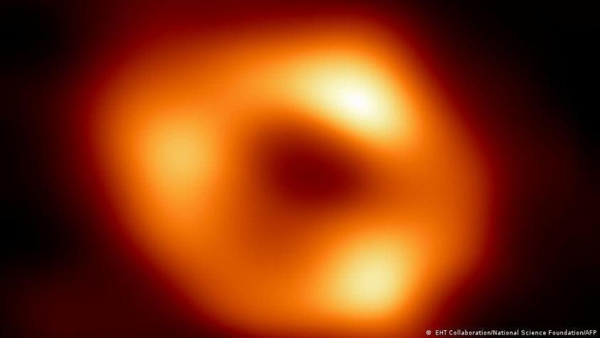 Agujero negro supermasivo devora a "mordidas" a la misma estrella