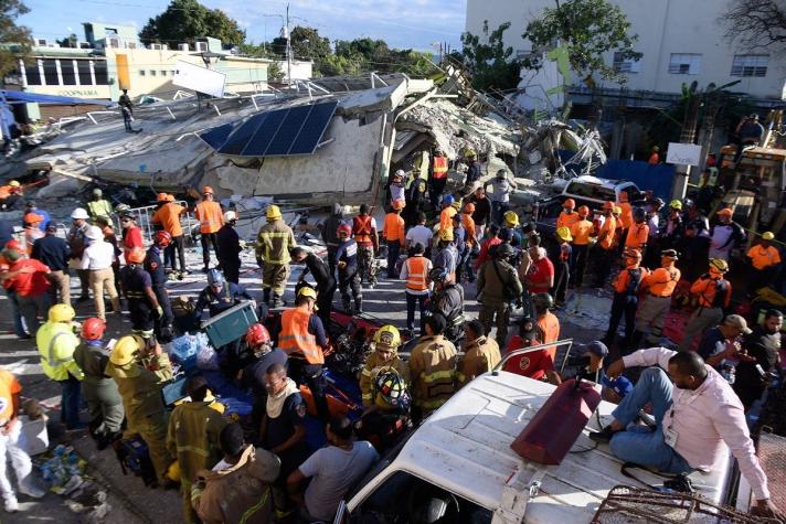 Colapsa edificio en República Dominicana, rescatan a cinco atrapados entre escombros