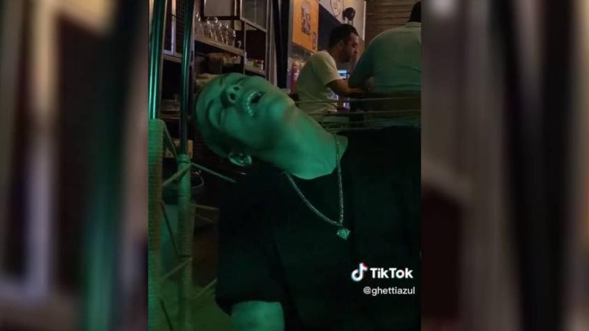 "Estaba cansado": Joven se quedó dormido en plena cita con su novia en un bar