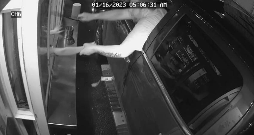 [VIDEO] Hombre intentó secuestrar a trabajadora de autoservicio: Trató de sacarla por una ventilla