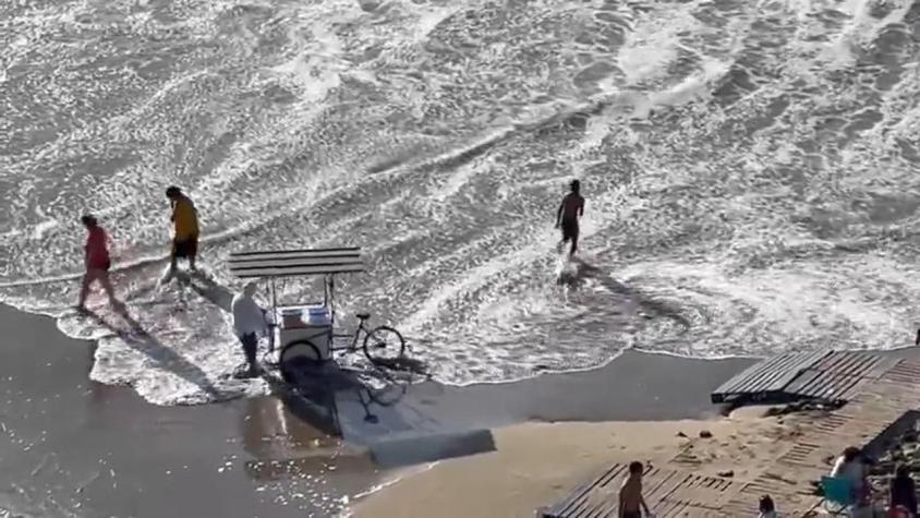 [VIDEO] Bañistas tuvieron que arrancar por marejadas: alerta vigente hasta el lunes