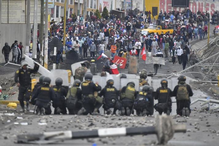 Enfrentamientos en manifestaciones para pedir renuncia de presidenta de Perú