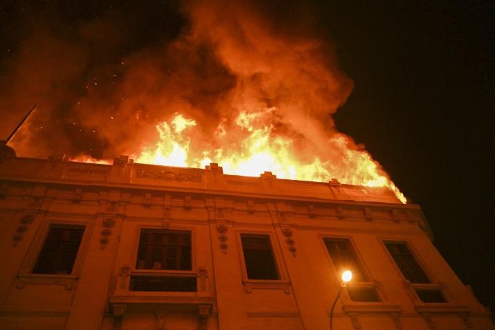 Perú: Incendio se registra en edificio cercano a Plaza San Martín, en el centro de Lima