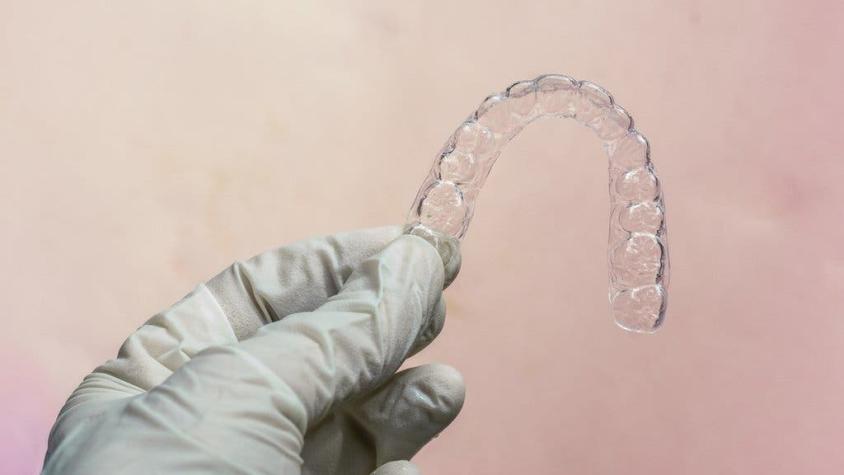 Los peligros de usar alineadores transparentes para dientes comprados en internet