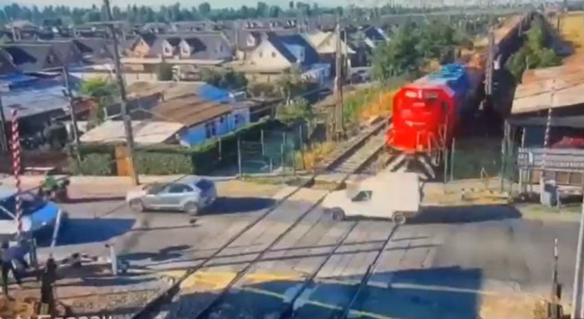 [VIDEO] Tren de carga impactó a vehículo en Rengo: Ocupantes resultaron lesionados