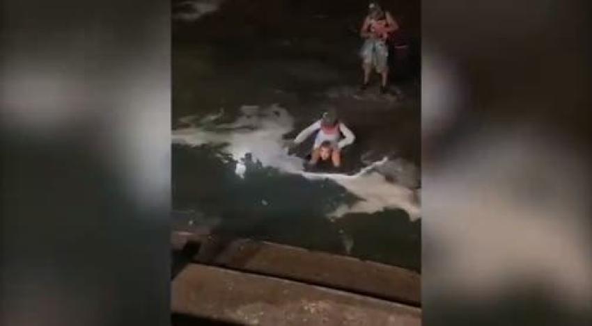 [VIDEO] Policía Marítima de Iquique rescató a dos personas afectadas por marejadas