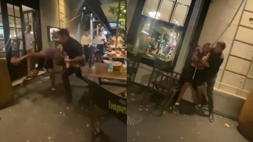 "Estaba muy mal": Mozo echa a golpes a ambulante que entró a un bar para vender pañuelos