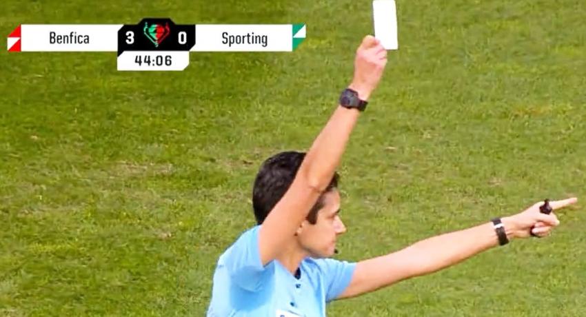 Tarjeta blanca se mostró por primera vez en la historia del fútbol: ¿Qué significa? Tarjeta blanca se mostró por primera vez en la historia del fútbol: ¿Qué significa?