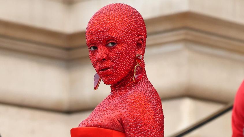 [VIDEO] Doja Cat deslumbró con asombroso traje rojo con más de 30 mil cristales en desfile
