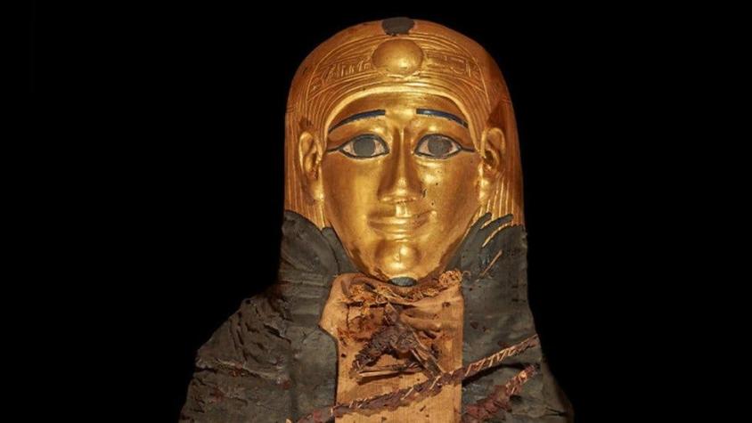 La momia de un adolescente que fue enterrado con un "corazón de oro" hace 2.300 años en Egipto