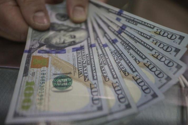 Dólar abre con leve alza tras cerrar en sus mínimos de casi 10 meses