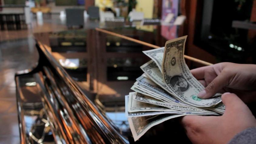 [VIDEO] Dólar continúa bordeando los 800 pesos: Impacta rápido en valor los paquetes turísticos