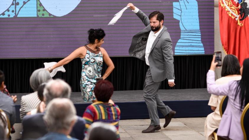 [VIDEO] Presidente Boric sorprende con baile de cueca en medio de premiación en La Moneda