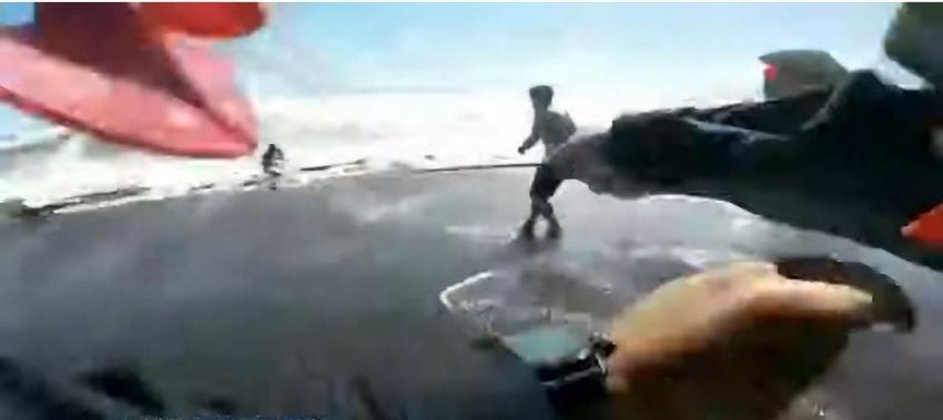 [VIDEO] Marinos rescatan a un surfista que no podía escapar del oleaje en Hualpén