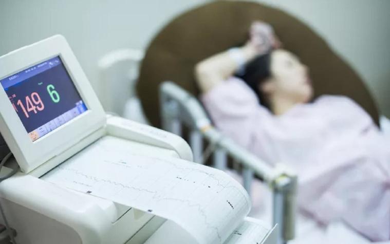 Acusa mala praxis: Mujer que dio a luz a su bebé en hospital fue dada de alta con la mano amputada