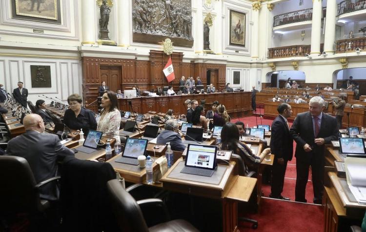 Entre protestas, el adelanto de elecciones sigue en punto muerto en Congreso de Perú