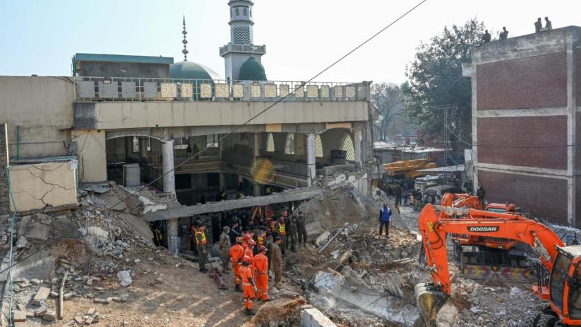 Casi 90 muertos deja atentado contra mezquita en Pakistán: otras 150 personas resultaron heridas